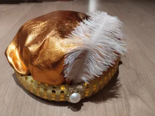 Turbante dorado con pluma y perla