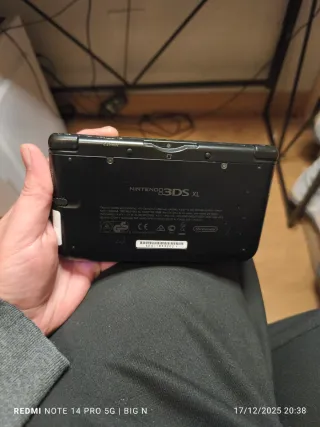 Nintendo 3DS XL Argento e Nero con caricatore e stilo