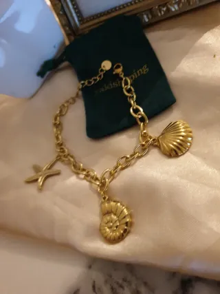Pulsera dorada con charms marinos