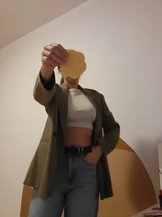 Camiseta Zara beige crop top y vaqueros