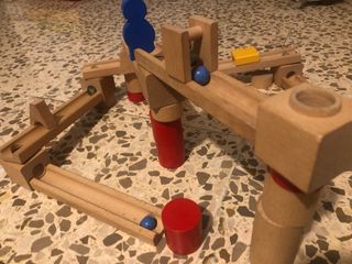 Circuito de madera con canicas