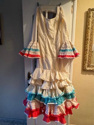 Traje de flamenca beige y rojo