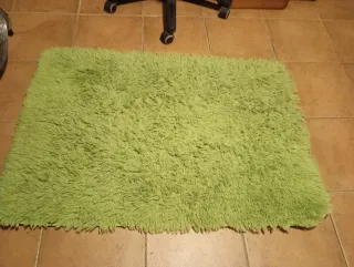 Alfombra verde pelo largo
