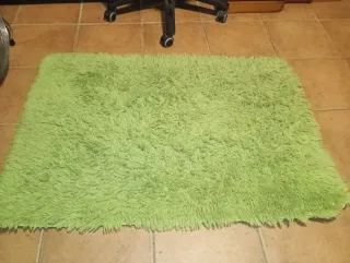 Alfombra verde pelo largo