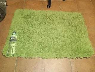 Alfombra verde pelo largo