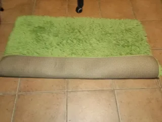 Alfombra verde pelo largo