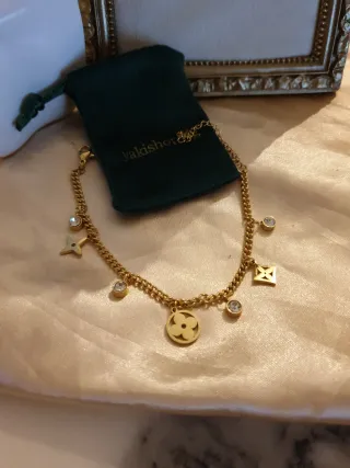 Pulsera chapada en oro con dijes