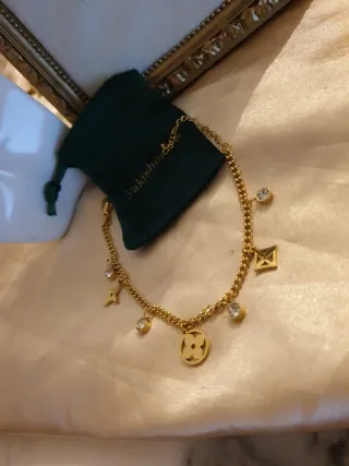 Pulsera chapada en oro con dijes