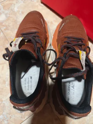 New Balance More v3 Trail Marrón Naranja