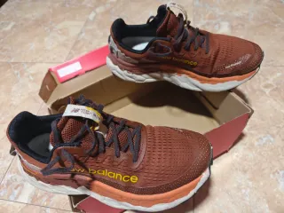 New Balance More v3 Trail Marrón Naranja