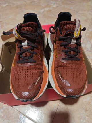 New Balance More v3 Trail Marrón Naranja