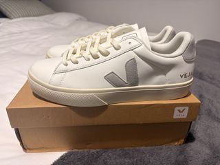 Zapatillas Veja Campo Blancas y Grises Nuevas