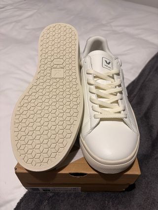 Zapatillas Veja Campo Blancas y Grises Nuevas