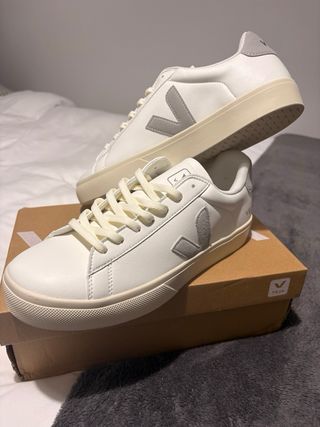 Zapatillas Veja Campo Blancas y Grises Nuevas