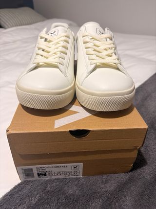 Zapatillas Veja Campo Blancas y Grises Nuevas