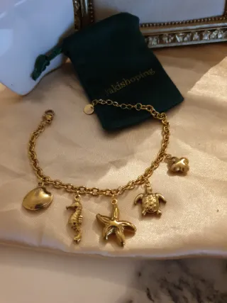 Pulsera dorada con dijes marinos