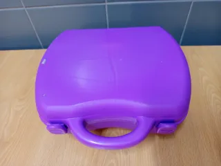 Mala com peças de construção coloridas