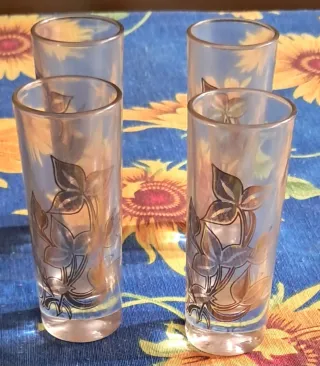 4bicchierini con disegno fiore nuovi mai usati 5€