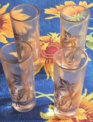 4bicchierini con disegno fiore nuovi mai usati 5€