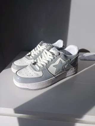 Zapatillas BAPE grises y blancas