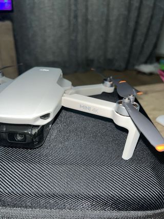Dron DJI Mini 4K + mochila + funda
