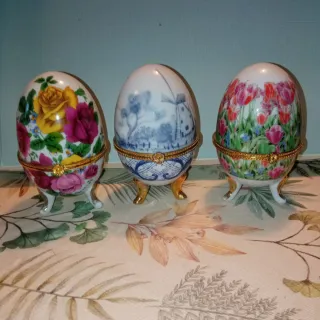 Uova di porcellana con oro dipinte a mano