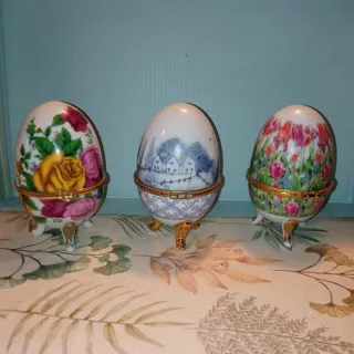 Uova di porcellana con oro dipinte a mano