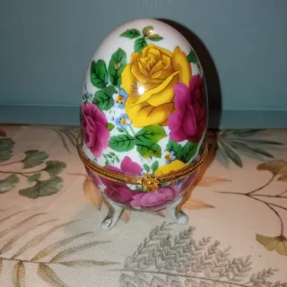 Uova di porcellana con oro dipinte a mano