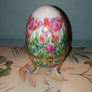 Uova di porcellana con oro dipinte a mano