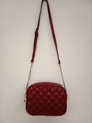Bolso rojo acolchado con cadena
