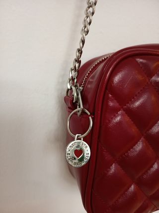 Bolso rojo acolchado con cadena