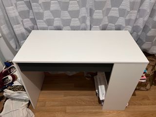 Escritorio blanco y gris