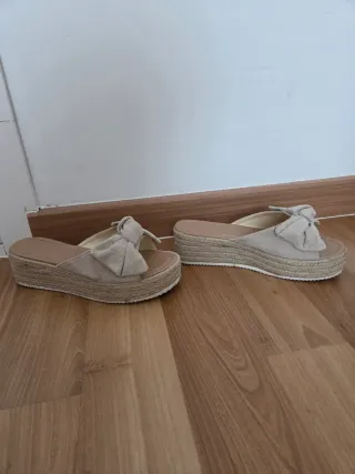 Sandalias cuña beige lazo