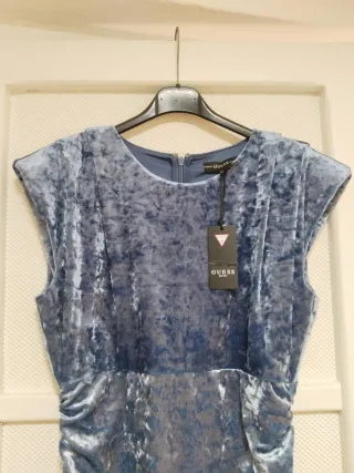 Vestido Guess azul muy elegante y comodo.