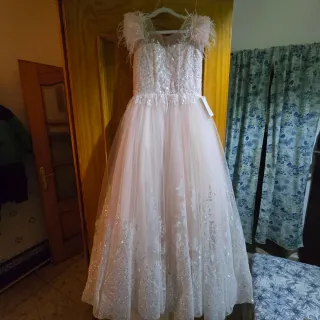 Vestido de comunión con pedrería y plumas