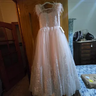 Vestido de comunión con pedrería y plumas