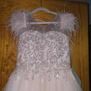 Vestido de comunión con pedrería y plumas