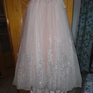 Vestido de comunión con pedrería y plumas