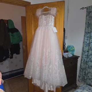 Vestido de comunión con pedrería y plumas