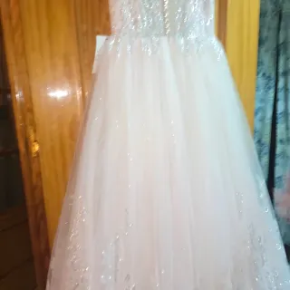 Vestido de comunión con pedrería y plumas