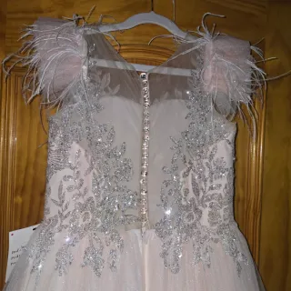 Vestido de comunión con pedrería y plumas