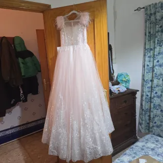 Vestido de comunión con pedrería y plumas