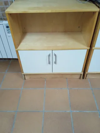 Mueble de madera con puertas blancas