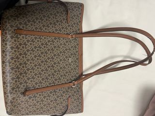 Bolso DKNY shopper monograma marrón