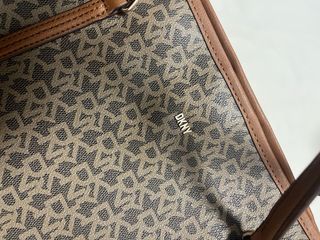 Bolso DKNY shopper monograma marrón
