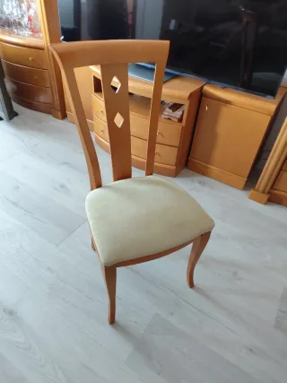 Sillas de madera con asiento de tela