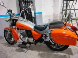 Moto custom naranja y plata.marca clipic guepardo