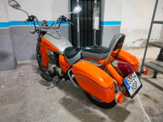 Moto custom naranja y plata.marca clipic guepardo