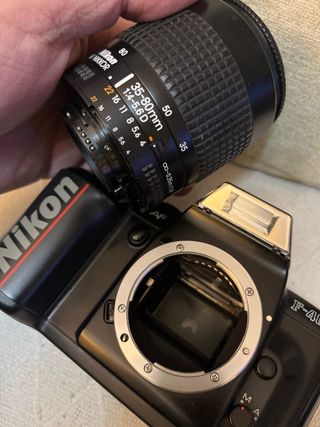 Cámara reflex Nikon F-401x + Objetivo