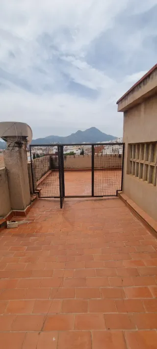 Edificio de tres pisos